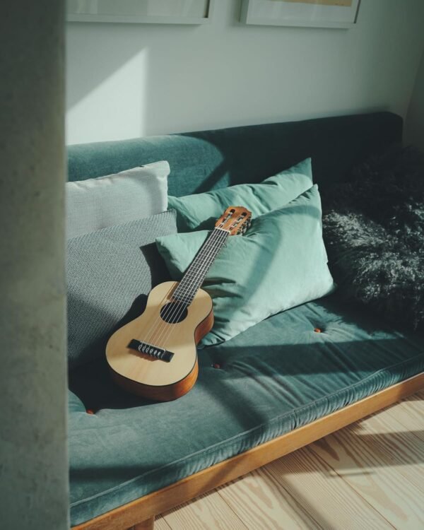 Yamaha GL1 Guitalele review exploring sound, build quality, and playability insights